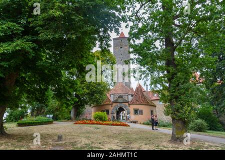 Blick auf den Burgturm und das Tor vom Burggarten in Rothenburg ob der Tauber, Bayern, Deutschland. Stockfoto