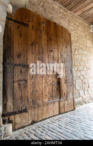 Beeindruckende Holztür unter dem Burgturm in Rothenburg ob der Tauber, Bayern, Deutschland. Stockfoto