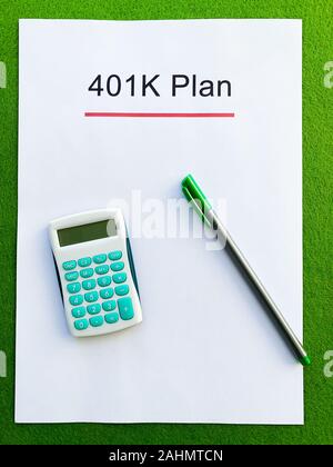 Papier mit 401k Plan auf grünem Hintergrund. Stockfoto