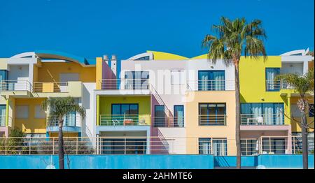 Pastellfarbenen postmodernen Ferienwohnung Blöcke am Jachthafen von Albufeira Stockfoto