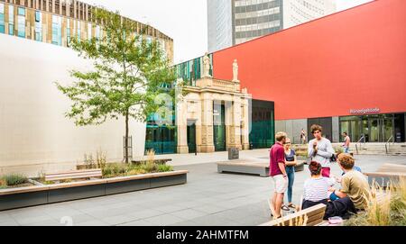 Studenten im Innenhof der Universität Leipzig neue Campus Stockfoto