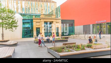 Studenten im Innenhof der Universität Leipzig neue Campus Stockfoto