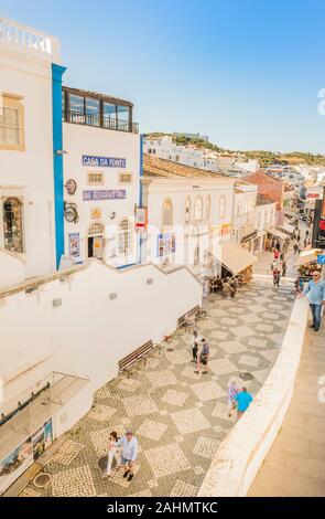 Straße im historischen Zentrum von Albufeira. Stockfoto