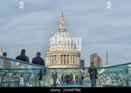 Annäherung an St. Pauls von Süden über die Millenium Bridge Stockfoto