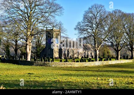 Die alte Pfarrkirche St. Peter im Addingham. Stockfoto