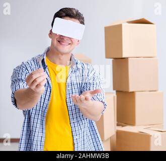 Der junge Mann, der VR-Brille Umzug in neue Wohnung Stockfoto