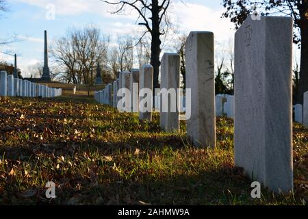 Reihen von militärischen Grundsteine im konföderierten Soldaten Abschnitt des Oakwood Cemetery in Raleigh, North Carolina. Stockfoto