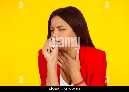 Frau Husten. Mixed Race Modell auf gelben Hintergrund mit Kopie Raum isoliert. Bild horizontal. Natürlich, keine Make-up. Stockfoto