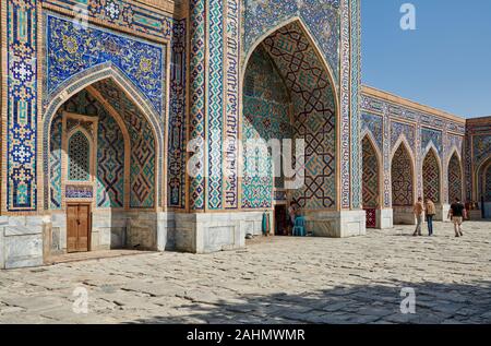 Innenhof der Medrese oder Tilya-Kori - Tilla Kari Madrasah in berühmten Registan von Samarkand, Usbekistan, in Zentralasien Stockfoto