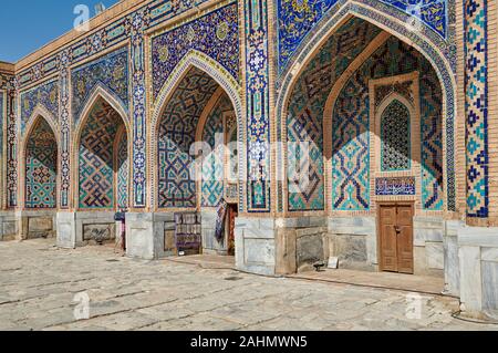 Innenhof der Medrese oder Tilya-Kori - Tilla Kari Madrasah in berühmten Registan von Samarkand, Usbekistan, in Zentralasien Stockfoto