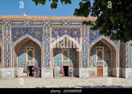 Innenhof der Medrese oder Tilya-Kori - Tilla Kari Madrasah in berühmten Registan von Samarkand, Usbekistan, in Zentralasien Stockfoto