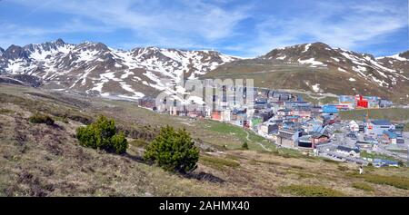 Es ist die Landschaft der Pyrenäen an der Grenze zu Frankreich und Andorra mit dem Stadtbild von Pas de la Casa, shopping Ort und Skigebiet Andor Stockfoto