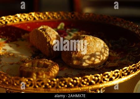 Gingerbread Cookies in einem schönen Venezianischen Platte mit einem geschnitzten gemusterten Seite. Stockfoto