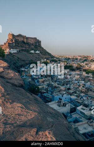 Fort Mehrangarh über der blauen Stadt Jodhpur, Indien an einem sonnigen Abend Stockfoto