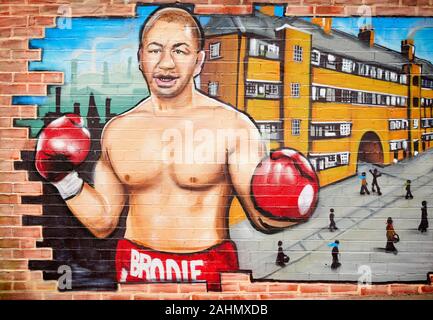 Manchester artist Kelzo großes Wandgemälde im Collyhurst Darstellung einige der Bereiche Geschichte. Boxer Michael Brodie Stockfoto