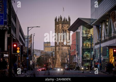 Der Kathedrale von Manchester nach unten Deansgate Vergangenheit Kaufhaus Harvey Nichols Stockfoto