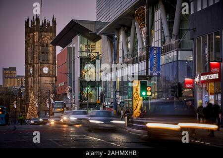 Der Kathedrale von Manchester nach unten Deansgate Vergangenheit Kaufhaus Harvey Nichols Stockfoto