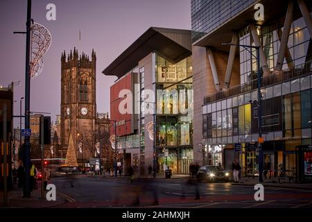 Der Kathedrale von Manchester nach unten Deansgate Vergangenheit Kaufhaus Harvey Nichols Stockfoto