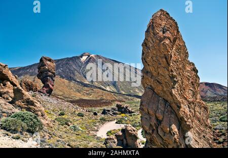 Mount Teide von Los Roques View Point mit der senkrechten Felsen im Vordergrund gesehen, National Park, Teneriffa, Kanarische Inseln, Spanien Stockfoto