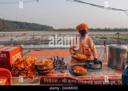 Hinduist Mönche in Indien in bunten orangefarbenen Kleidern Stockfoto