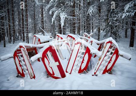 Finnische Rovaniemi eine Stadt in Finnland und der Region Lappland Santa Park Wald, Schnee bedeckte hölzerne Schlitten Stockfoto
