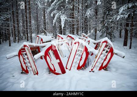 Finnische Rovaniemi eine Stadt in Finnland und der Region Lappland Santa Park Wald, Schnee bedeckte hölzerne Schlitten Stockfoto