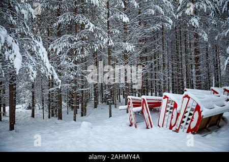 Finnische Rovaniemi eine Stadt in Finnland und der Region Lappland Santa Park Wald, Schnee bedeckte hölzerne Schlitten Stockfoto