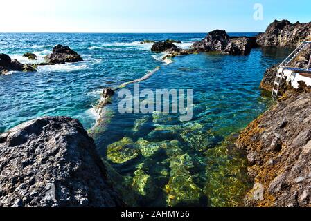 Garachico natürliche Pools mit vulkanischen Ablagerungen der nördlichen Küste der Insel Teneriffa, die Insel Roque de Garachico im Hintergrund ist, Canary Isl Stockfoto