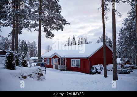 Finnische Rovaniemi eine Stadt in Finnland und der Region Lappland typische Häuser im Wald Stockfoto