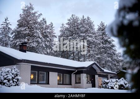 Finnische Rovaniemi eine Stadt in Finnland und der Region Lappland typische Häuser im Wald Stockfoto