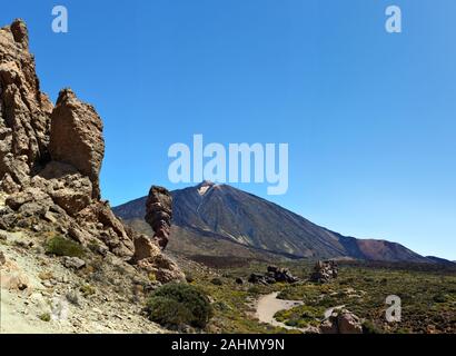 Mount Teide und Roque Cinchado von Los Roques Teneriffa Insel, die Hochsee blauer Himmel zu sehen ist in der rechten Hintergrund Stockfoto