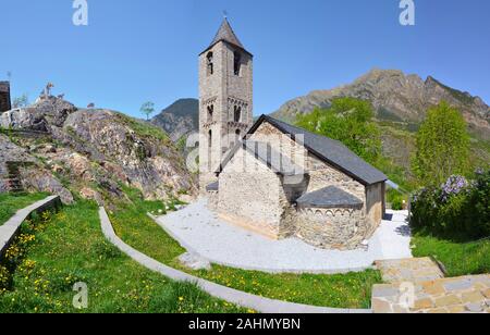 Sant Joan de Boi Kirche im Tal von Boi, der sich aus der Glockenturm des lombardischen Stil und drei Schiffe mit Stein Hedge. Lleida, Spanien, UNESCO Stockfoto