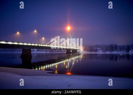 Finnische Rovaniemi eine Stadt in Finnland und der Region Lappland, Sehenswürdigkeiten Jätkänkynttilä oder Holzfäller Kerze Brücke über Fluss Kemijoki Stockfoto