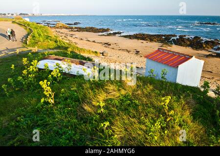 Dune Küste im Norden Insel Yeu mit felsigen und sandigen Strand, der zu Fuß vorbei am links ist und die Fisher's zurück Haus, das Boot und die Grünen veg Stockfoto