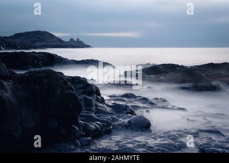 Die mumbles mit einem Leuchtturm ab Armband Bucht auf der Halbinsel Gower Wales, UK gesehen Stockfoto