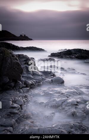 Die mumbles mit einem Leuchtturm ab Armband Bucht auf der Halbinsel Gower Wales, UK gesehen Stockfoto