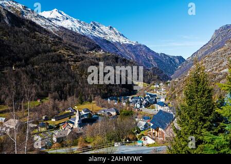 Gedre Dorf und Tal der Gave de Gavarnie in den französischen Pyrenäen Stockfoto