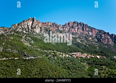 Ota-Dorf durch Capu Ota Berg der nördlichen Flanke des Gorges de Spelunca, Aitone Wald der Canyon, Korsika, Corse du Sud, Fra Abdeckungen Stockfoto