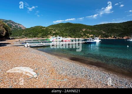 Die Landschaft von Girolata Anchorage vom Strand aus gesehen, Insel Korsika, Corse-du-Sud, Frankreich Stockfoto