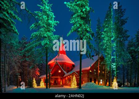 Finnische Rovaniemi eine Stadt in Finnland und der Region Lappland, Santa Claus Village Frau Claus Weihnachten Hütte im Wald bei Nacht Stockfoto