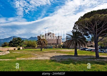 Saint-Florent, Frankreich - 18 April 2016. Blick auf Saint-Florent Zitadelle in Korsika, Corse-du-Sud, Frankreich Stockfoto
