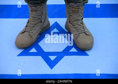 Bagdad, Irak. 31 Dez, 2019. Irakische Demonstrant Anschlag auf eine israelische Flagge während einer Demonstration gegen tödliche US-Luftangriffe auf Websites von einem schiitischen Miliz. Irakische trauernde am Dienstag stürmten das Gebäude der US-Botschaft in Bagdad die stark befestigte Grüne Zone. Credit: Ameer Al Mohmmedaw/dpa/Alamy leben Nachrichten Stockfoto