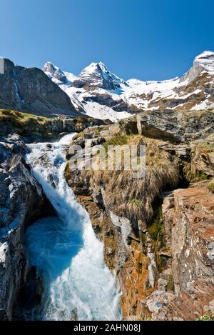 Malerischer Blick auf Troumouse Zirkus in den Pyrenäen von Maillet Plateau über Gabiedou Peak und Port de la Canau, Wasserfall von Maillet Wasserlauf ist bei foregr Stockfoto