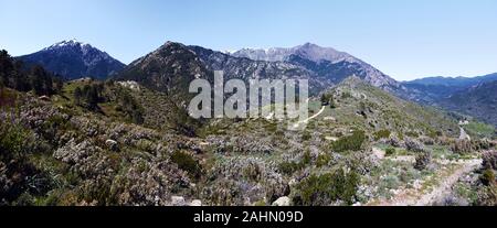 Landschaft der Regionale Naturpark von Korsika von Vivario Kommune in Richtung Norden, der Hügel mit den Ruinen von pasciolo Fort ist auf der linken Seite. Haute-Corse, F Stockfoto