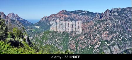 Panorama der Gorges de Spelunca, einen hohen Teil von Porto Tal zwischen Evisa und Ota Dörfer, die Küste von Porto Bay ist im Hintergrund, Aitone Wald Stockfoto