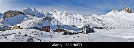 Panorama der Col du Pourtalet in Pyrenäen im Winter, ist der Pic du Midi d Ossau ist es mitten in der französischen Seite der Pyrenäen. Spanische Berge sind Stockfoto