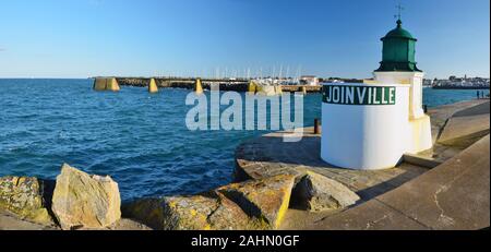 Der Turm der Eingang in Joinville Hafen Insel Yeu mit Yacht Hafen und Stadt, Hafen im Hintergrund. Frankreich, Vendee, Pay de la Loire Stockfoto