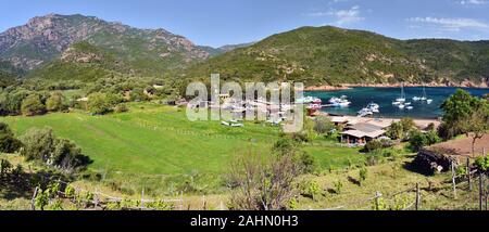 Die Landschaft von Girolata Weiler mit seinem Hafen am Recht, Insel Korsika, Corse-du-Sud, Frankreich Stockfoto