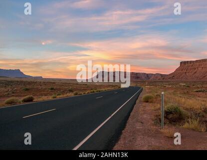 Einsame Wüste Autobahn in Northern Arizona Red Rock Country. Stockfoto