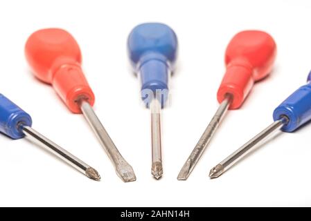 Eine Reihe von roten und blauen behandelt Schraubendreher für Schlitz- und Kreuzschlitzschrauben. Stockfoto